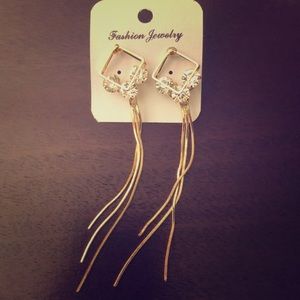 Elegant never been worn dangling earrings
